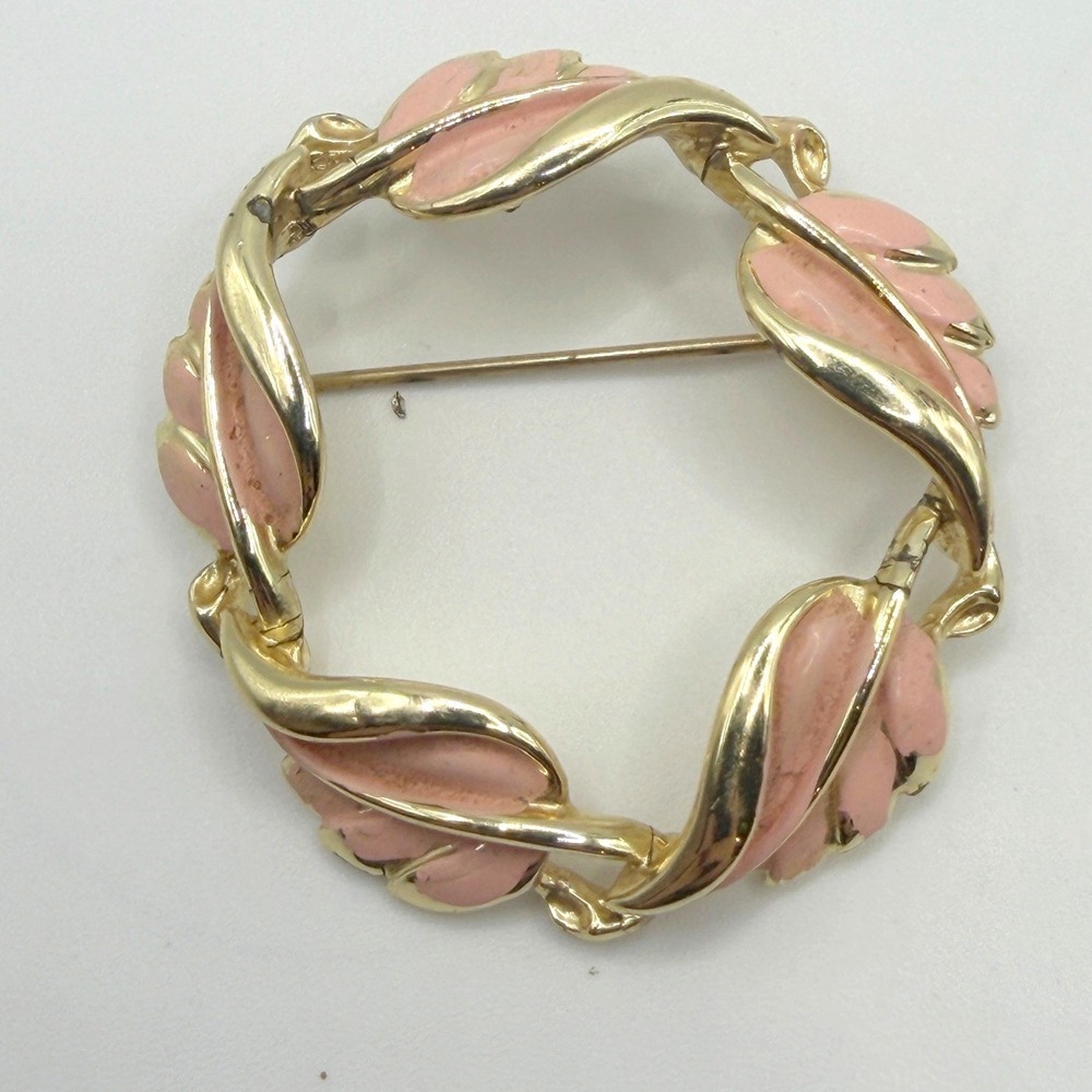 Coro 1950-60s Pink Enamel‎ Leaf Wreath Brooch | Vintage Gold-Tone Circle Pin